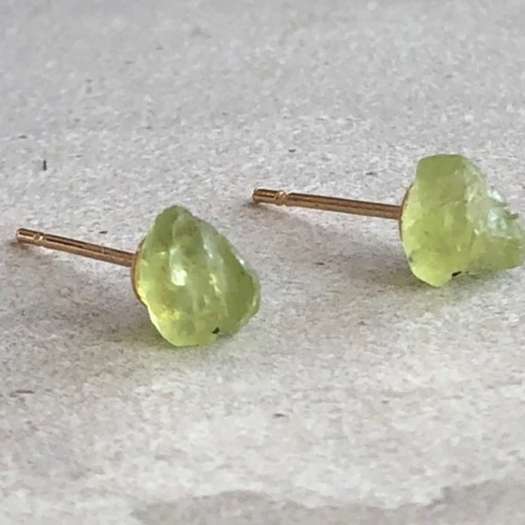 🆕 New Raw Peridot Crystal Stud Gemstone Earrings - Picture 4 of 5